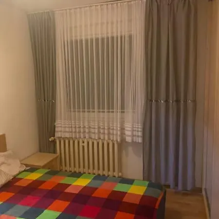 Uroczy Dwa Pokoje,3 Oddzielne Spania,las,skm, Plaza, Parking