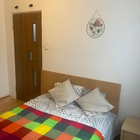 Uroczy Dwa Pokoje,3 Oddzielne Spania,las,skm, Plaza, Parking