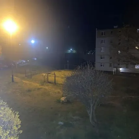 Uroczy Dwa Pokoje,3 Oddzielne Spania,las,skm, Plaza, Parking