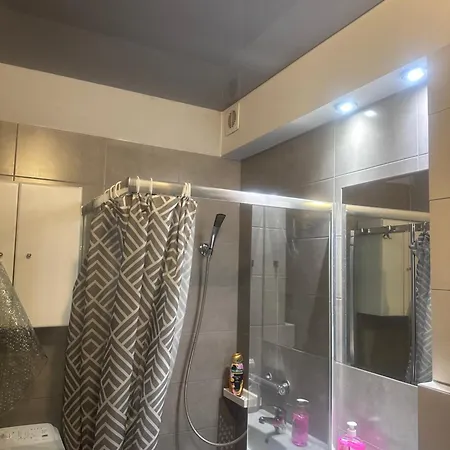 Uroczy Dwa Pokoje,3 Oddzielne Spania,las,skm, Plaza, Parking