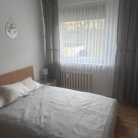 アパート Uroczy Dwa Pokoje,3 Oddzielne Spania,las,skm, Plaza, Parking グディニャ